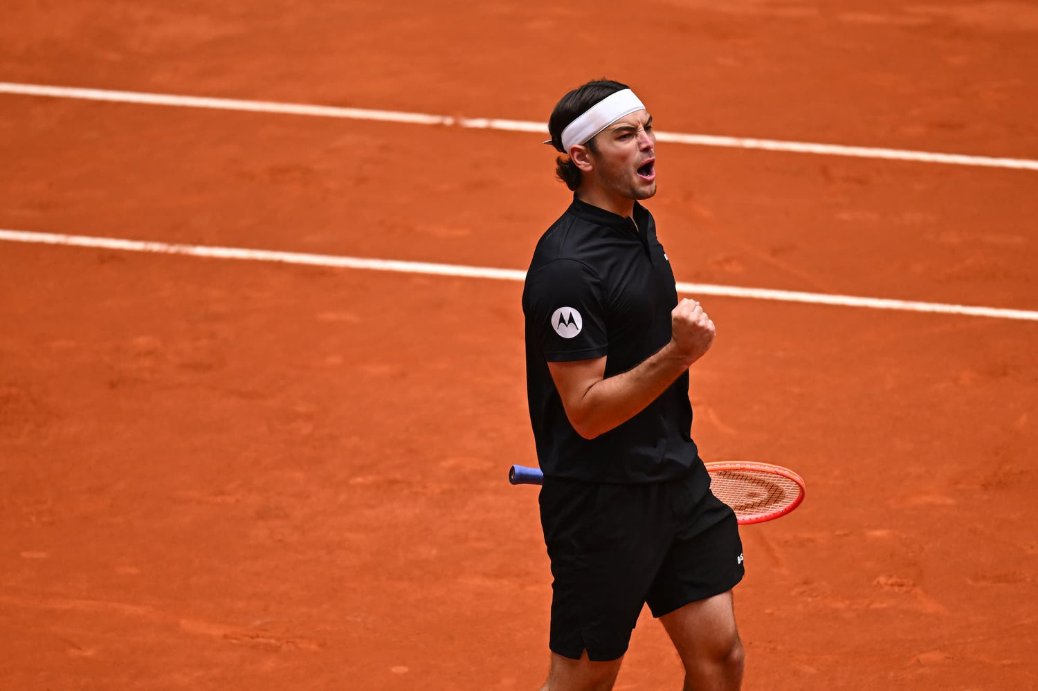 Taylor Fritz jubelnd am Tennisplatz